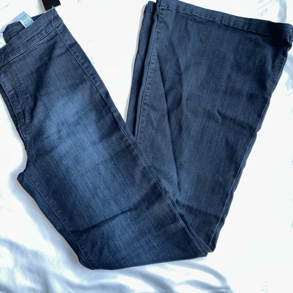 Shop THE MINT WIDE LEG JEANS - Picture 10 of 10